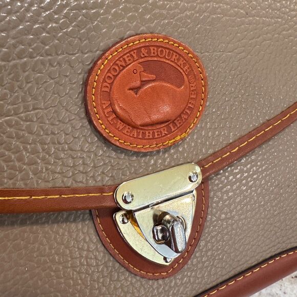 Dooney & Bourke Vtg Crossbody Carrier Bag Turn Lock All Weather Leather Pebbled - Picture 5 of 11